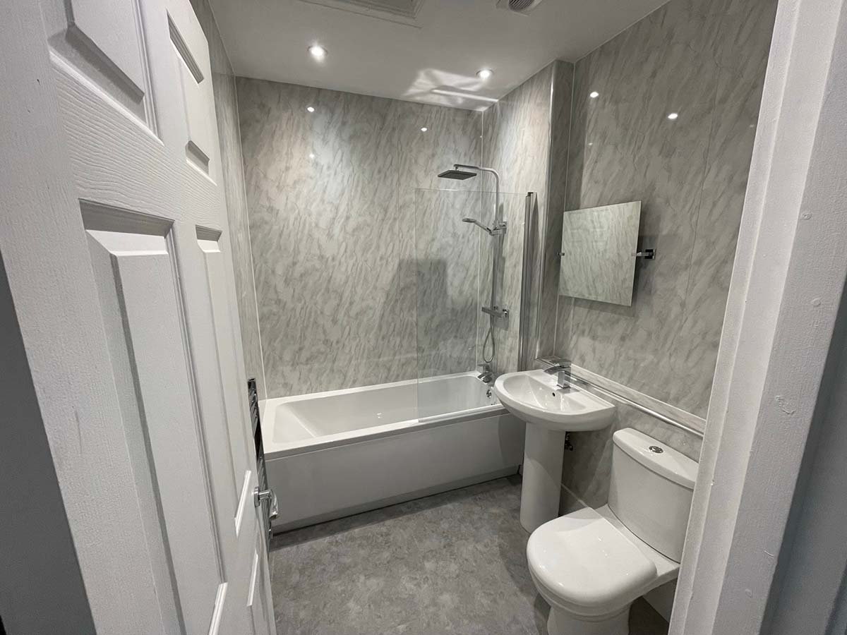 Main bathroom with Impervia tile format flooring