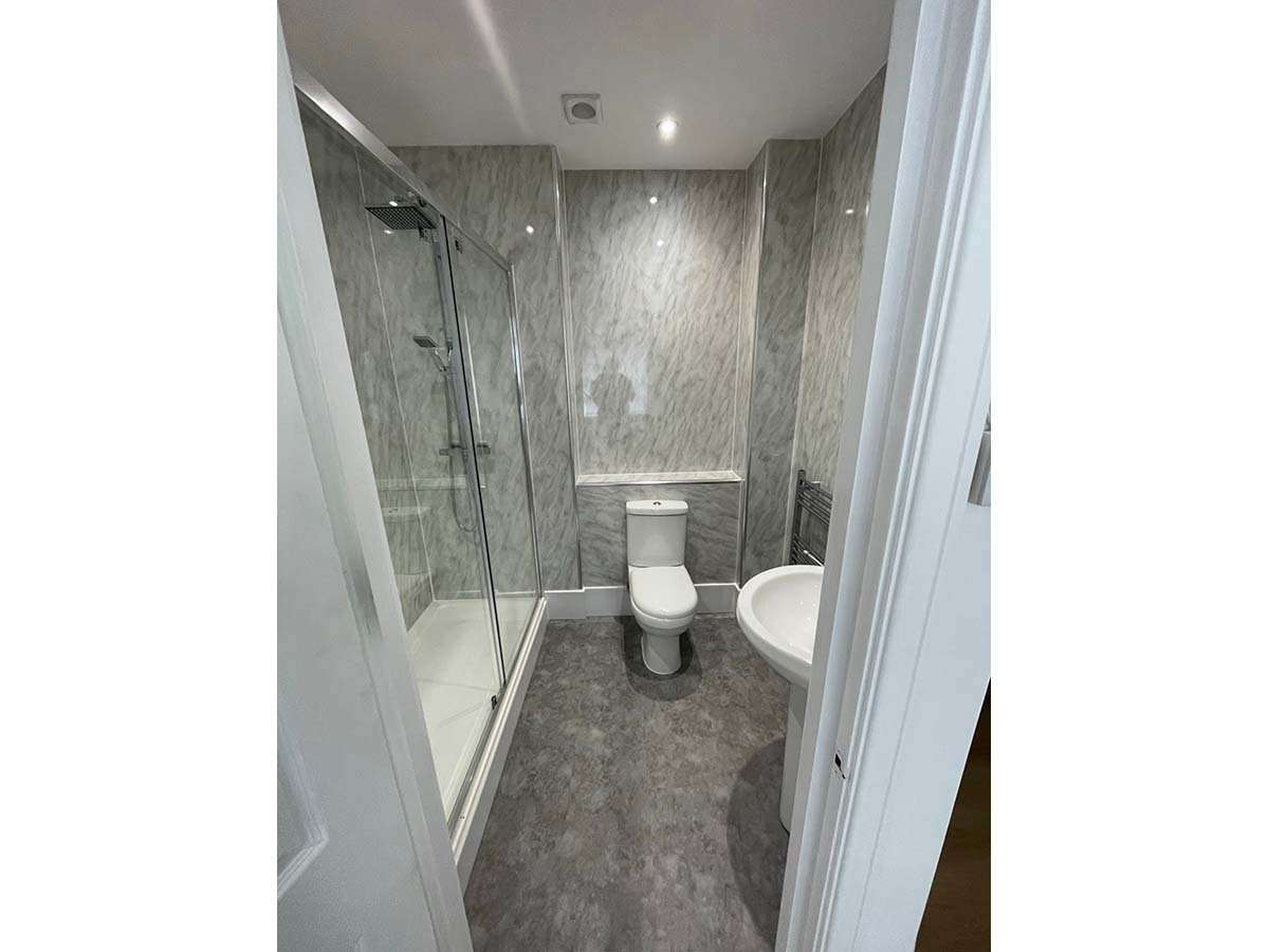 En-suite bathroom with Impervia tile format flooring